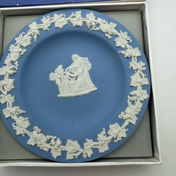 Vintage Wedgwood Pale Blue Jasper Sweet Dish Round with Box And Receipt ‘69 - Picture 2 of 15